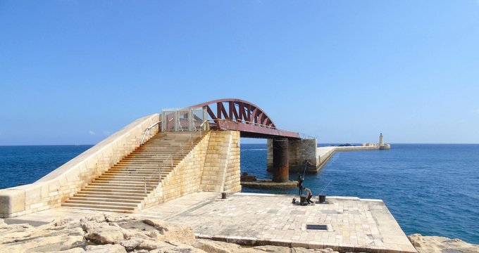 New sales leader seeks hybrid playbook blending negotiation and team dynamics