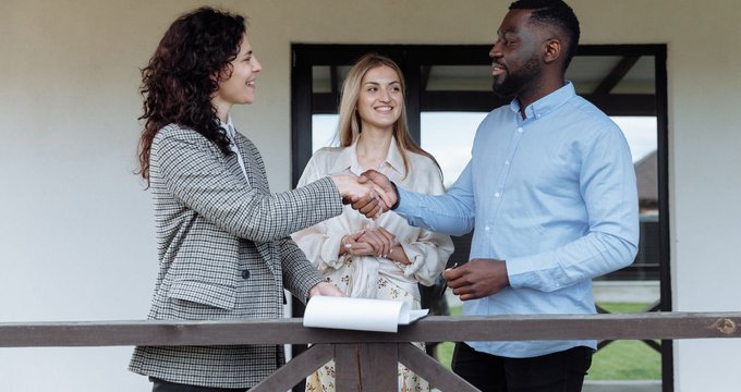 Buying Committees Ghost Sellers Who Lack Real-Time Visibility