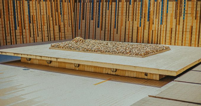 B2B CEOs Face AI Triage: Installed Base vs. AI Supremacy